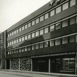 Fassade des Bankgebäudes mit der Fensterverkleidung von Wolfram Huschens, 1967. Foto: Fritz Mittelstaedt, 1967