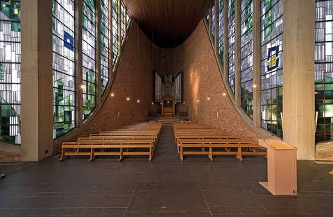 Langhaus nach Westen mit Orgel. Foto: Marco Kany